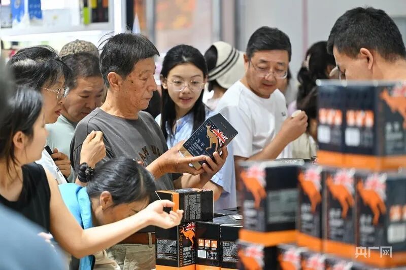 观众在服贸会澳大利亚展台选购咖啡（央广网发 李鑫 摄）