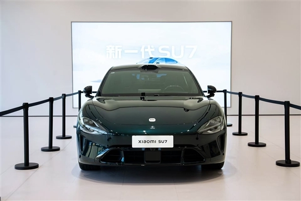 小米汽车第4款绿色来了!新一代SU7靛石绿实拍 雷军:高级而不张扬