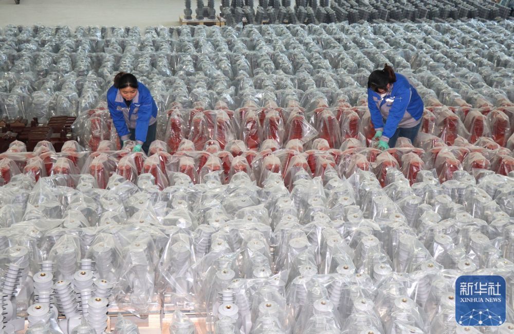 ↑ 1月5日，工人在甘肃省平凉市静宁县工业园区一电线线圈生产企业工作。新华社发（王毅 摄）