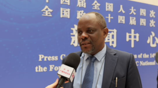 贝宁《外交标签》记者赫尔伯特-拉贝尔&middot;阿乔维尤