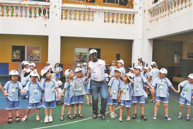 弗朗西斯在深圳市宝安区中英公学任口语外教，图为他带领学生们参加学校活动。