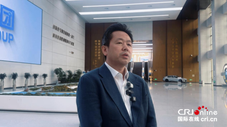 兴发集团党委副书记李少平在接受采访