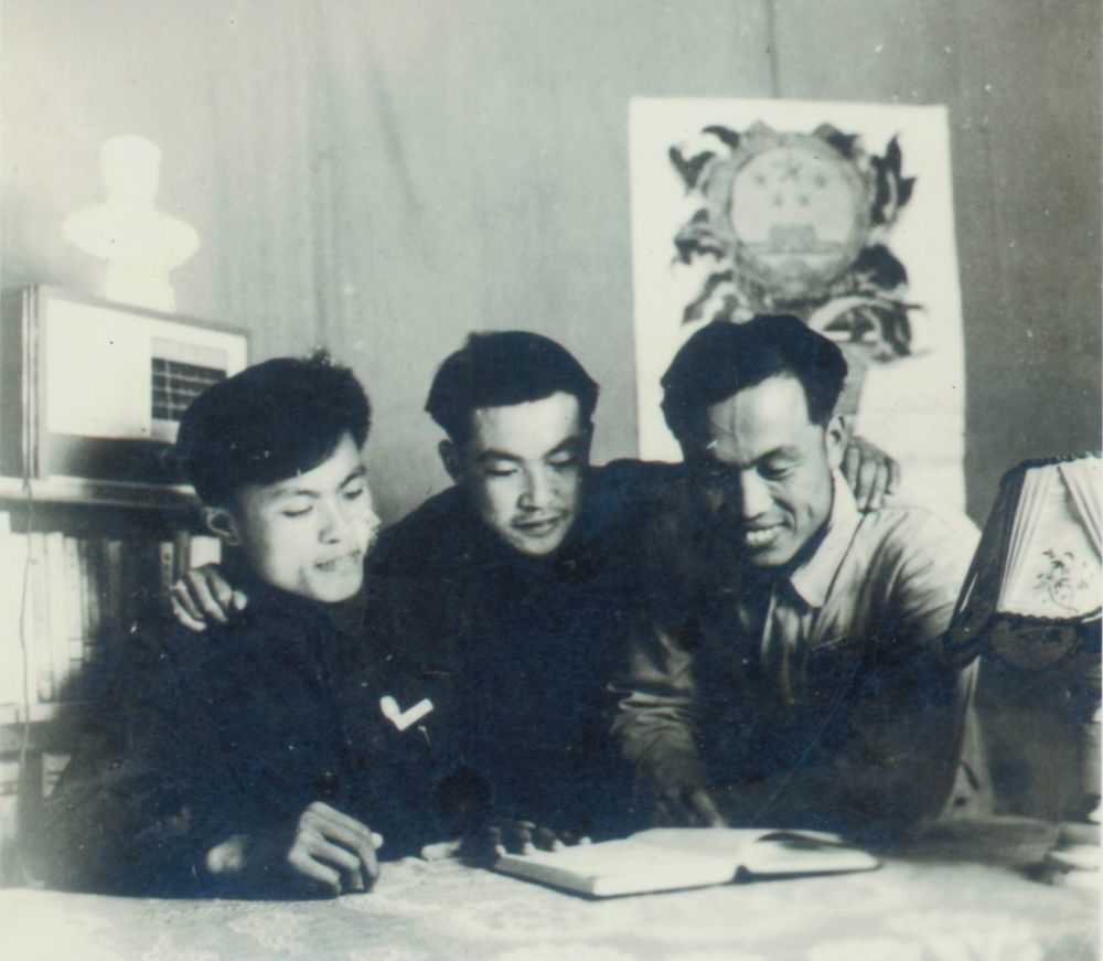 1957年,高中毕业的贲德考上哈尔滨工业大学,立下人生目标:“学得文武艺,服务新中国!”这是在哈工大读书时期的贲德(中)。