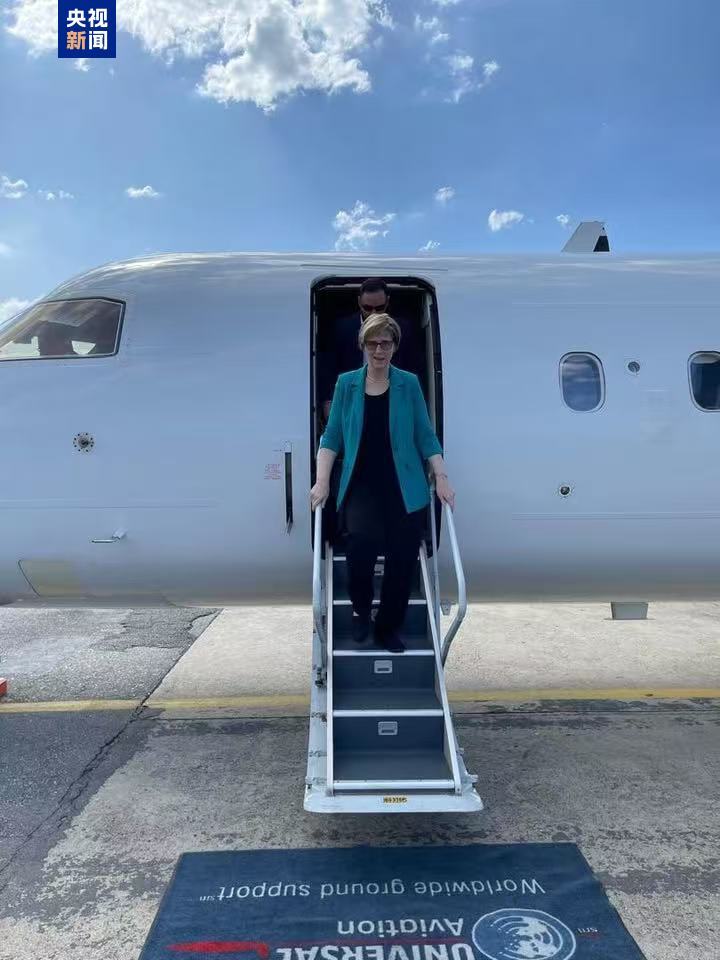 △劳拉·多古抵达委内瑞拉