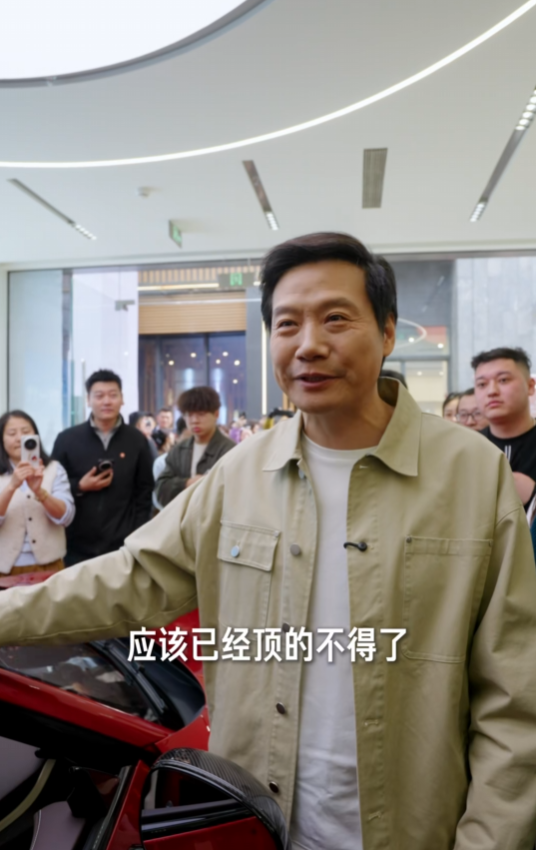 新一代SU7上市首个周末 雷军北京巡店:亲自讲解新车 为顾客开车门