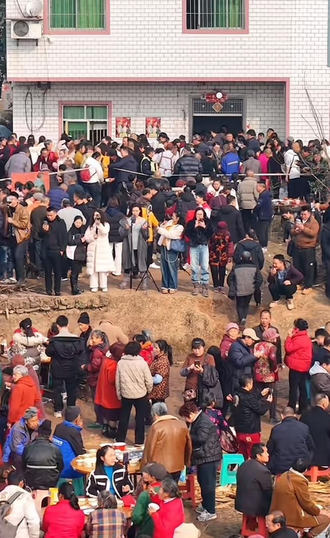 11日下午,人群中许多主播。(图/网络)