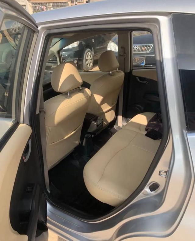 今天看了两个视频，一个说飞度不是五十万以内最好的车，它是全宇宙最好的车，另一个说飞度虽然便宜，但配件全是名牌，质量真的有保障-有驾