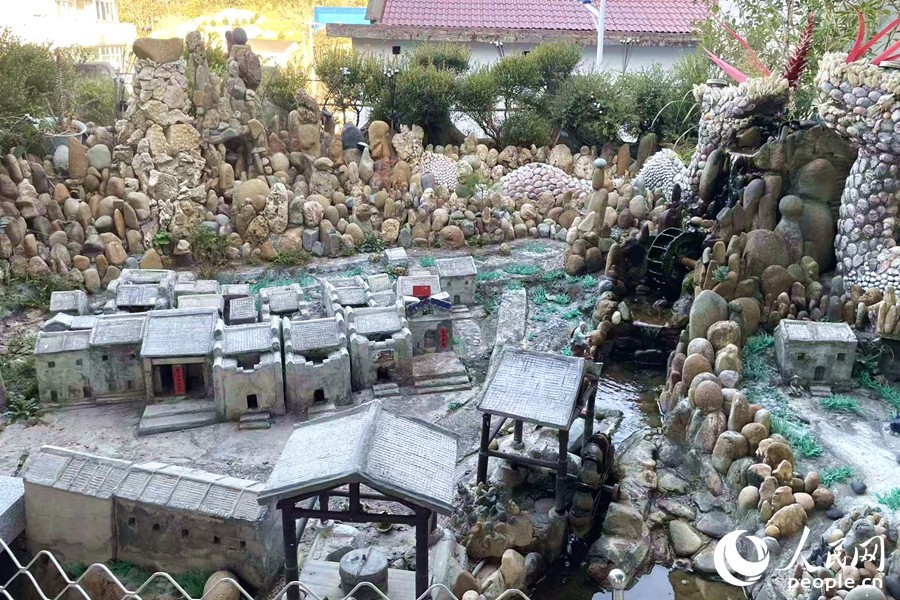 “舒心园”里是微缩的老坂中村。人民网记者 林盈摄