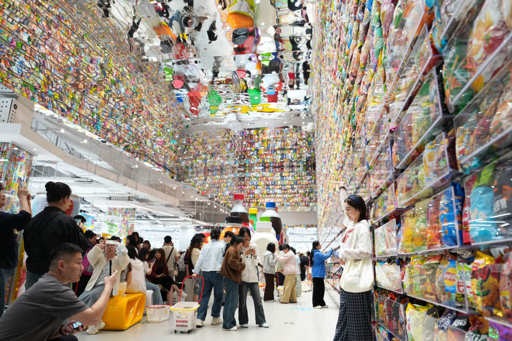 市民在位于湖南长沙芙蓉广场的“零食王国”内拍照打卡(2026年4月17日摄)。新华社记者 陈振海 摄