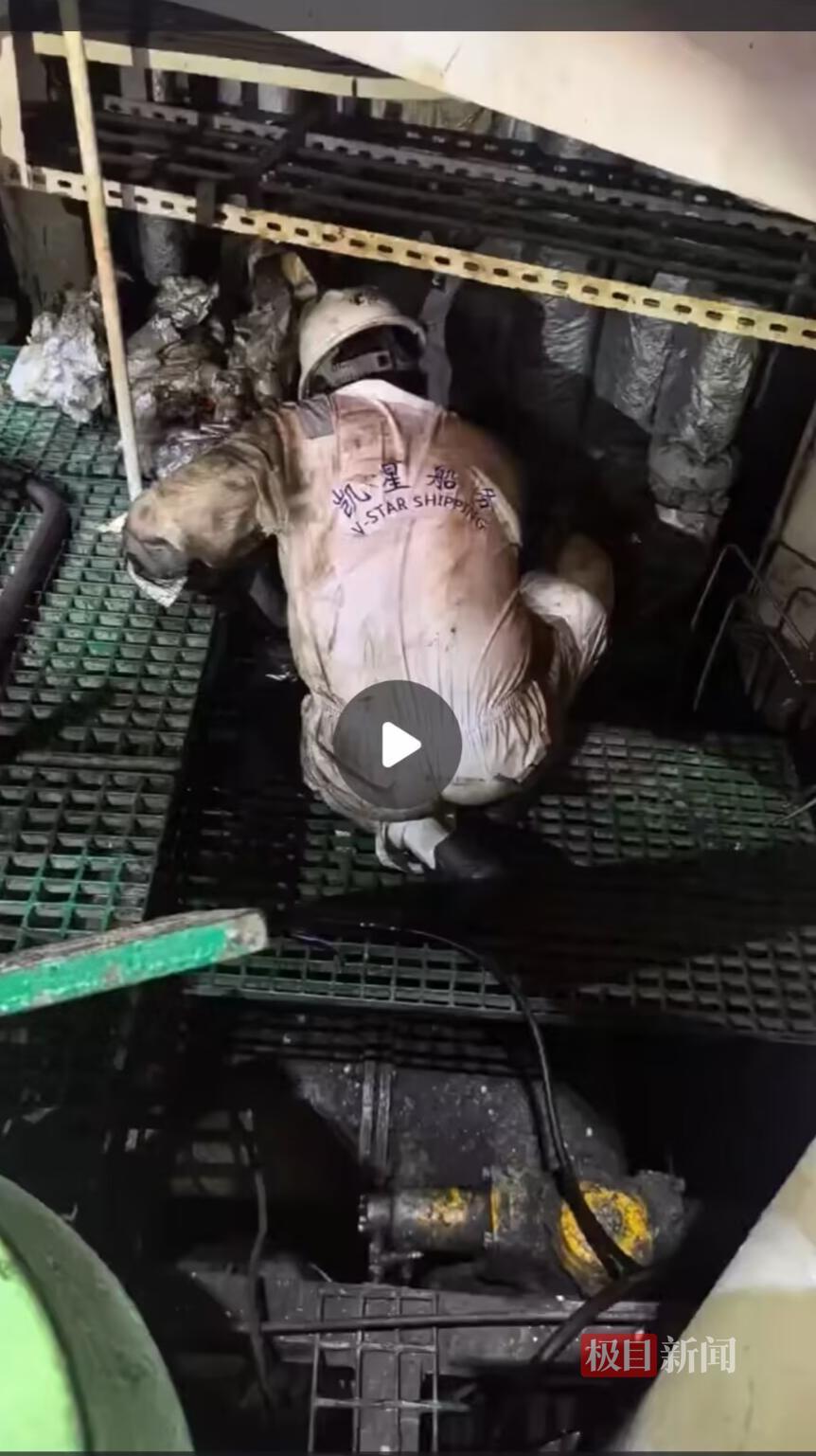 船员在维修（丁女士供图）