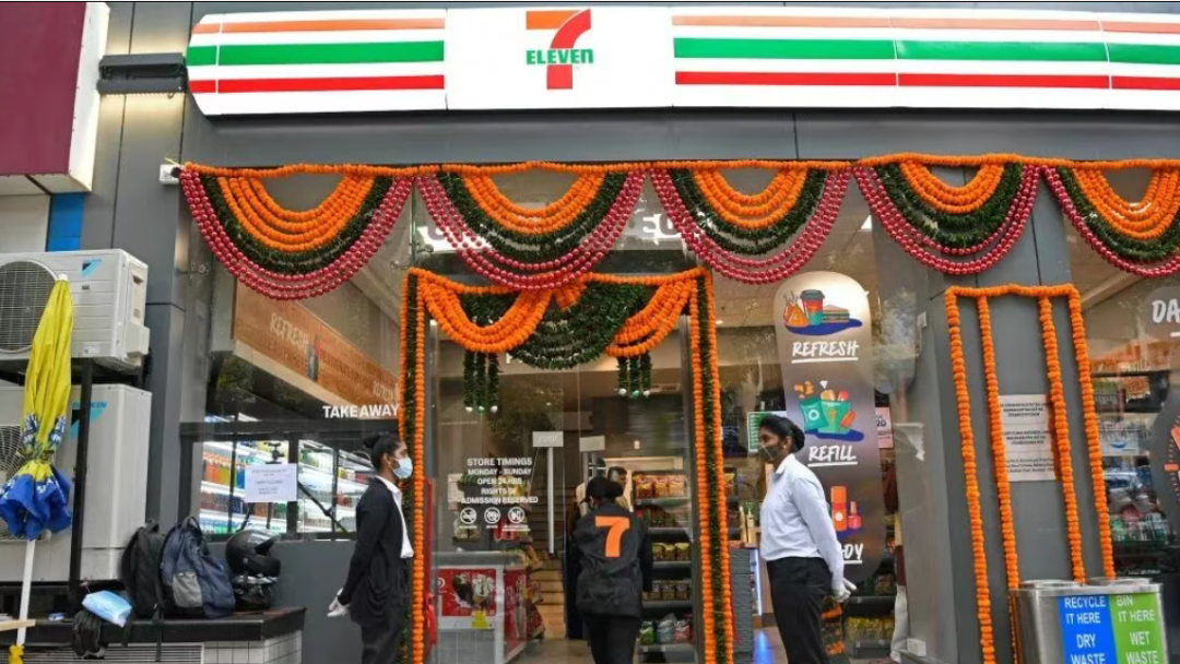 2021年10月,7-Eleven印度首店在孟买开业,门口挂满节庆花环