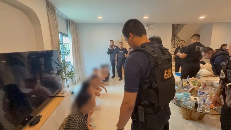 ▲办案人员进入出租屋调查