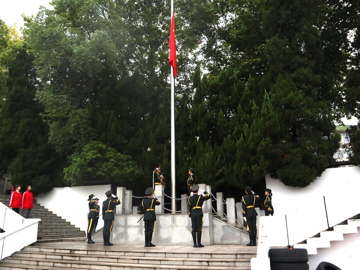 升旗仪式现场,五星红旗冉冉升起。覃晓楠 摄 (2).jpg
