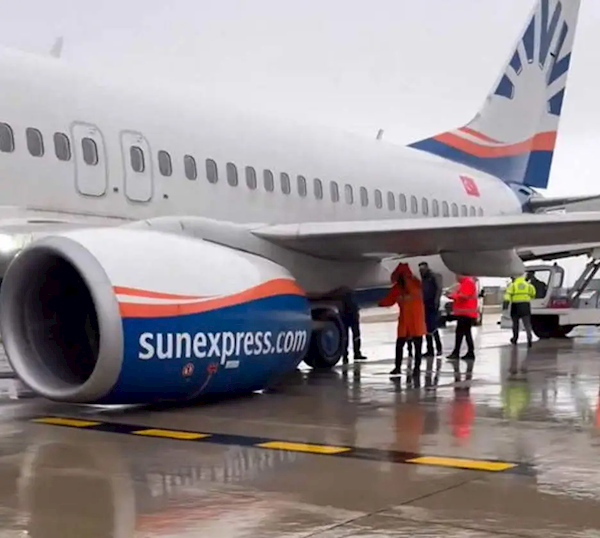 一波音737客机滑行中“断腿”:机翼顶穿、发动机砸地