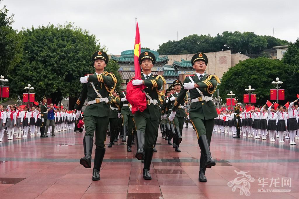 国旗护卫队护送国旗入场。第1眼TV-华龙网记者 辛飞 摄