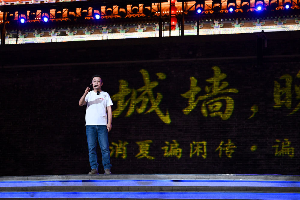 陕西历史文化博主“小璐歌”杨汶锦在西安城墙永宁门瓮城做主题分享。新华社记者 邹竞一 摄