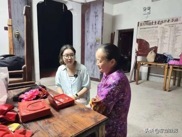记者（左）采访村民熊小红