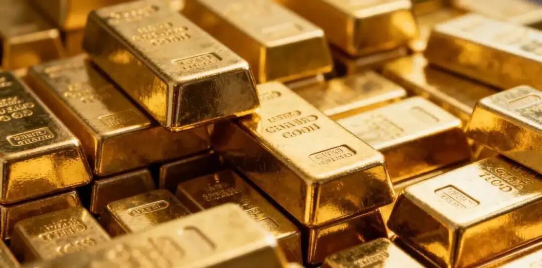 各种尺寸和形状的金条。