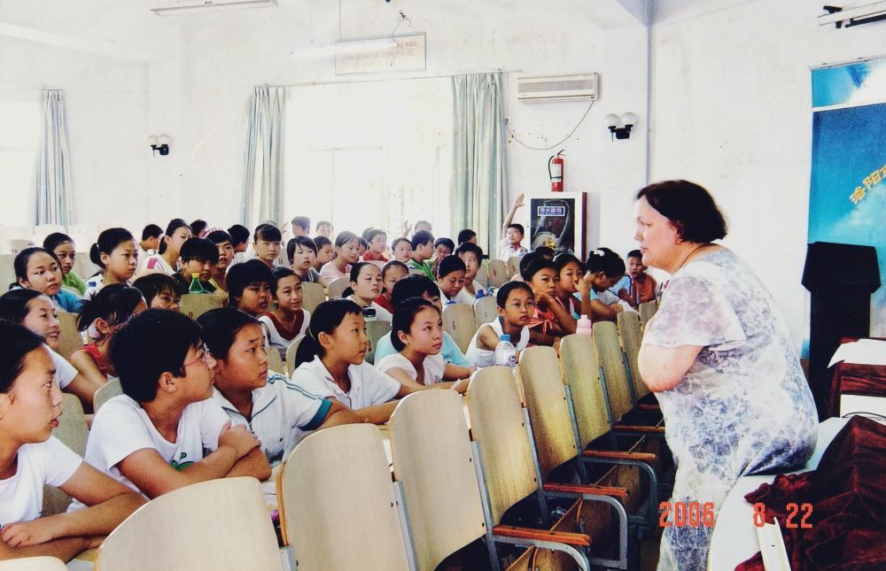 2006年8月22日,池欧为新入学的学生们上口语公开课。