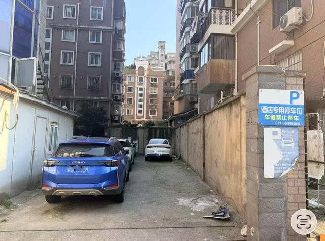 事发处墙上写着“酒店专用停车位”（受访者供图）