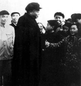 彭德怀回乡视察时接见群众
