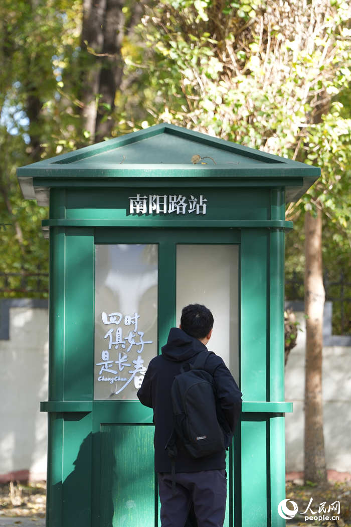 游客欣赏沿线新增设的打卡装置。人民网记者 李洋摄