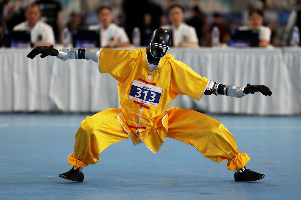 ▲人形机器人参加武术比赛。（图源：路透社）