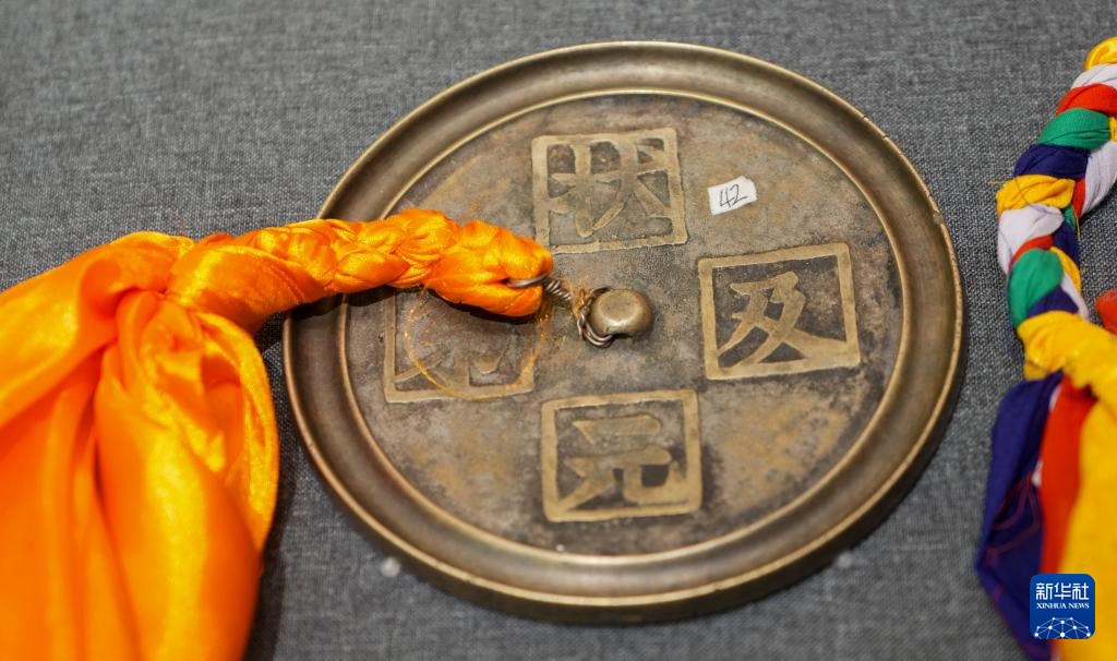 5月18日拍摄的文物精品展上的“状元及第”铭文铜镜。