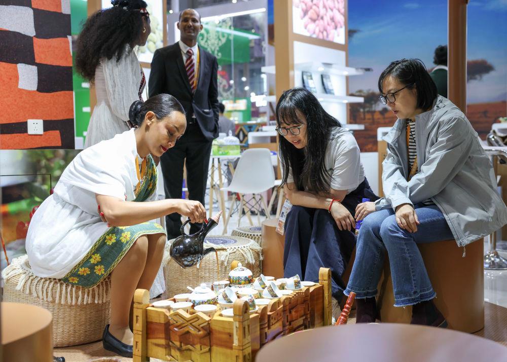 △2025年11月7日，人们在第八届进博会国家展埃塞俄比亚馆品尝咖啡。