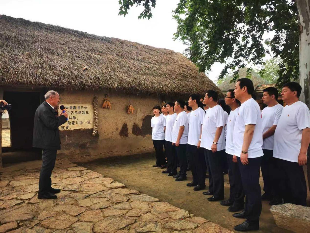 严金昌(左)介绍小岗村故事。安徽移动供图