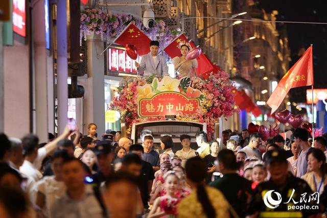 花车巡游现场热闹非凡。人民网记者 陈博摄