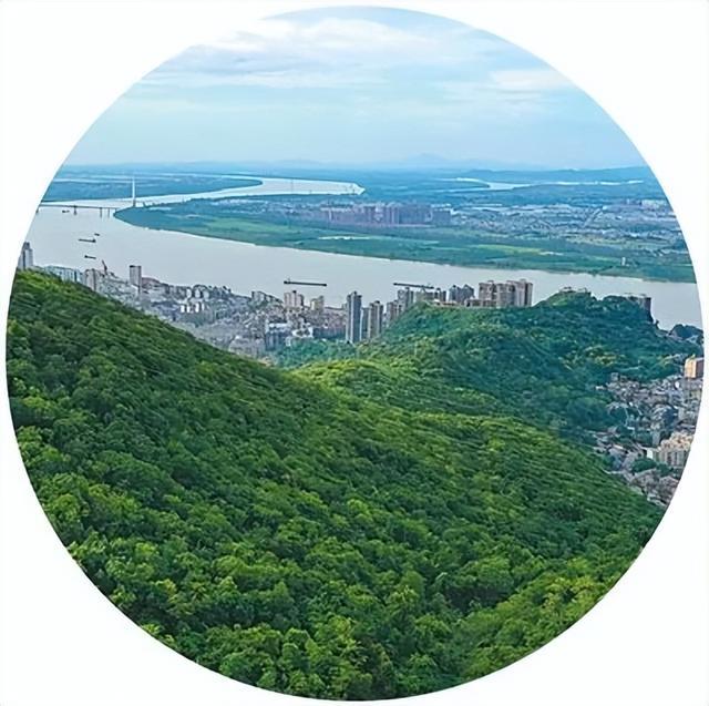 站在湖北黄石月亮山远眺。程遵玲摄