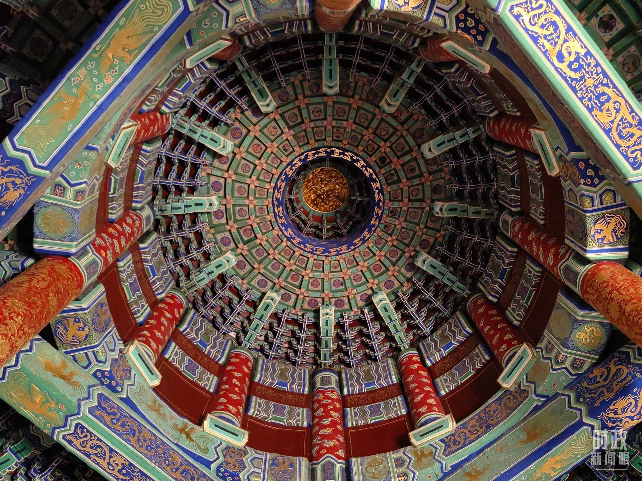△祈年殿藻井。(总台央视记者王萌萌拍摄)