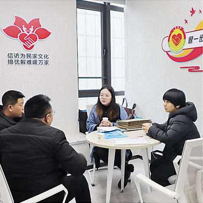 广东省广州市黄埔区“信访超市”内的“陈英和解工作室”，工作人员组织调解群众矛盾纠纷。黄 琳摄