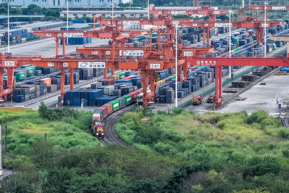 一列满载货物的西部陆海新通道班列从重庆团结村中心站发车（无人机照片）。新华社记者黄伟 摄