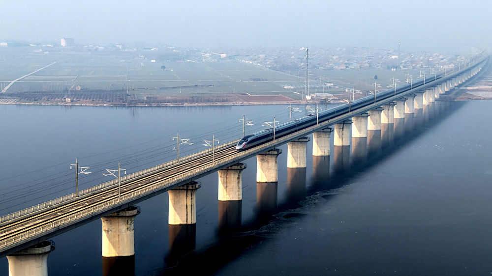 ↑ 1月25日,动车组列车行驶在山东省临沂市平邑县境内(无人机照片)。新华社发(武纪全 摄)