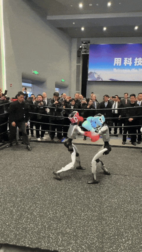在观看宇树机器人拳击比赛时,默茨露出了微笑