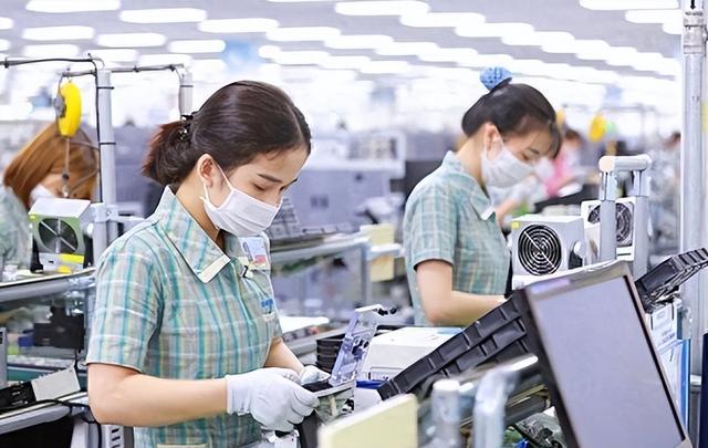 图1 半导体生产线上的越南工人