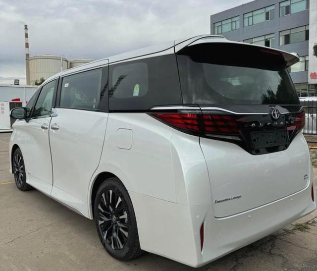 从加价30万到优惠4万,丰田埃尔法两年价格大变动,91.9万尊贵黄金版现降至87.9万,国产MPV崛起逼迫老牌日系硬撑竞争格局转变-有驾