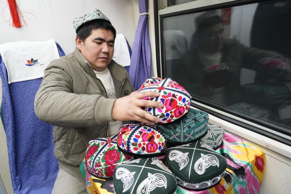 喀什市商户正在准备列车“巴扎”的商品。新华社记者白志强摄