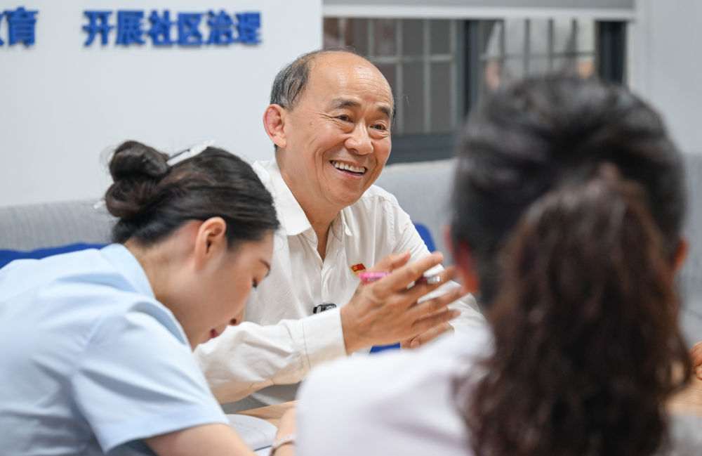 2026年6月17日，马善祥在重庆市两江新区观音桥街道明珠社区调解室调解居民间的矛盾。
