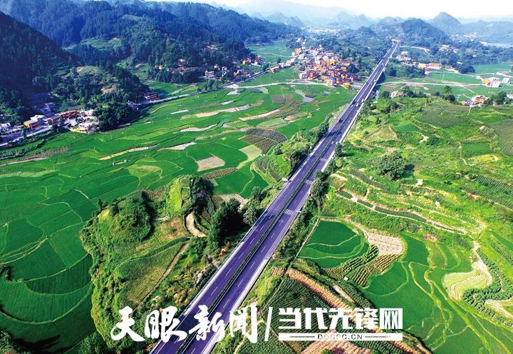 2001年12月,贵州省第一条高速公路——凯里至麻江高速公路建成通车,里程为50.9公里。这是贵州省第一条完全按照高速公路标准建设的公路。(来源《多彩贵州美美与共》画册)