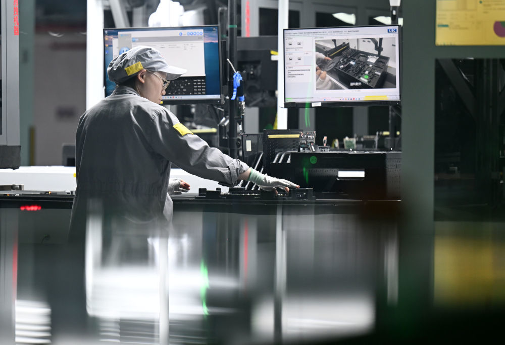 工作人员在联想天津零碳智造工厂笔记本生产线进行作业。新华社记者赵子硕 摄