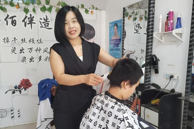 李秀英为儿童理发