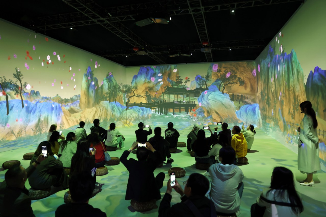 2025年“互联网之光”博览会上,“中国历代绘画大系”文化展示项目《光影丹青》成了热门打卡点,吸引许多观众沉浸式体验 图源:潮新闻客户端