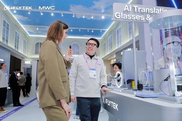 “专业玩家”讯飞AI眼镜入局语言沟通新体验