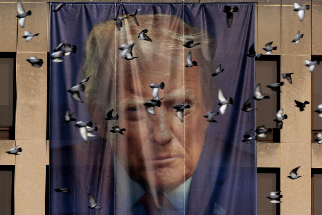 当地时间2026年1月5日,美国华盛顿,美国劳工部大楼外悬挂着一幅印有总统唐纳德·特朗普肖像的巨型横幅。视觉中国 图