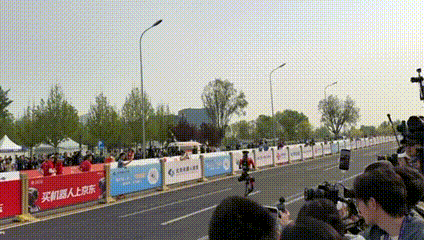 人形机器人在奔跑。