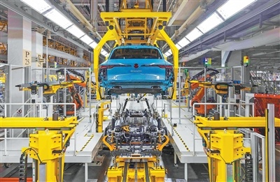 大众安徽整车制造基地生产车间内的电动汽车自动化生产线。