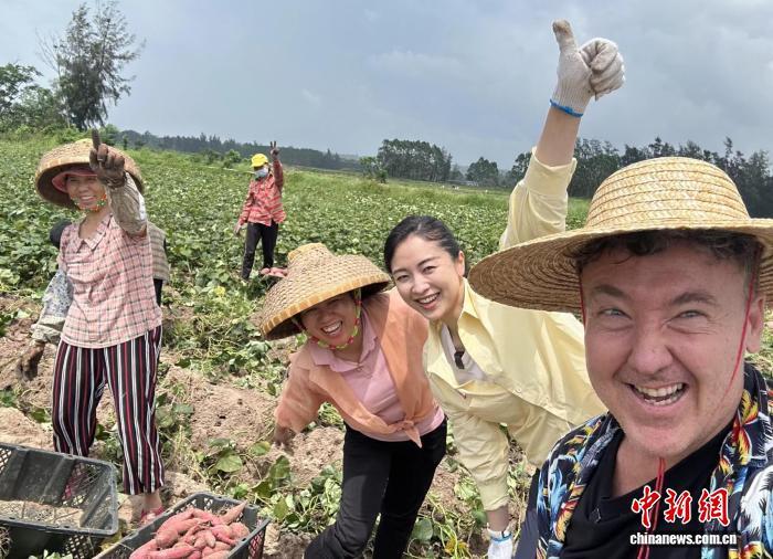 美国视频博主托米·科尔曼(右一)到海南澄迈拍摄当地农特产品。 (受访者 供图)